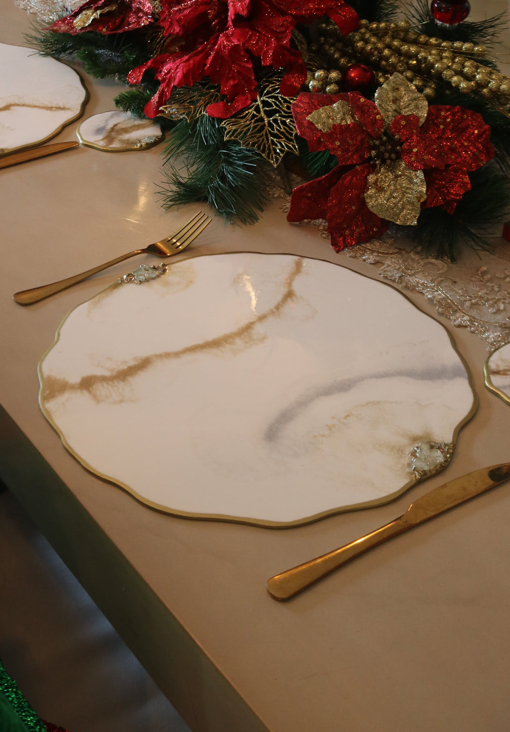 Set de Mesa Marmoleado Ondulado piedras y borde dorado