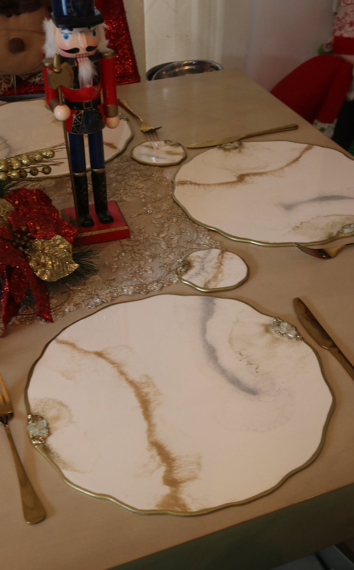Set de Mesa Marmoleado Ondulado piedras y borde dorado