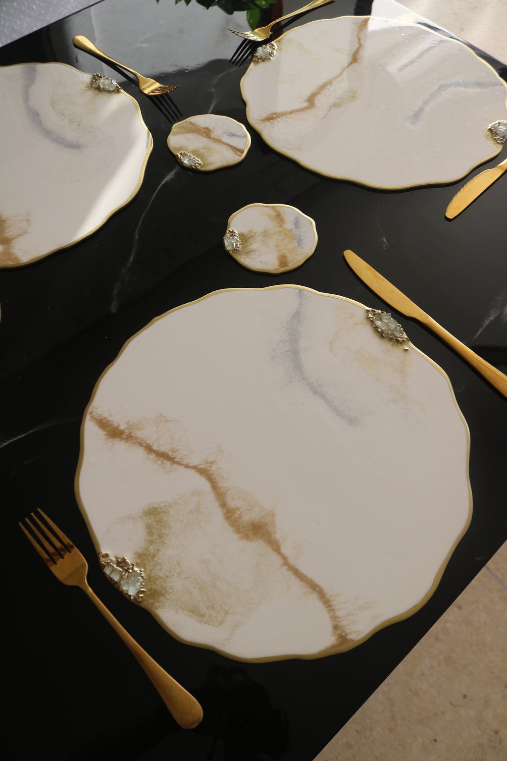 Set de Mesa Marmoleado Ondulado piedras y borde dorado