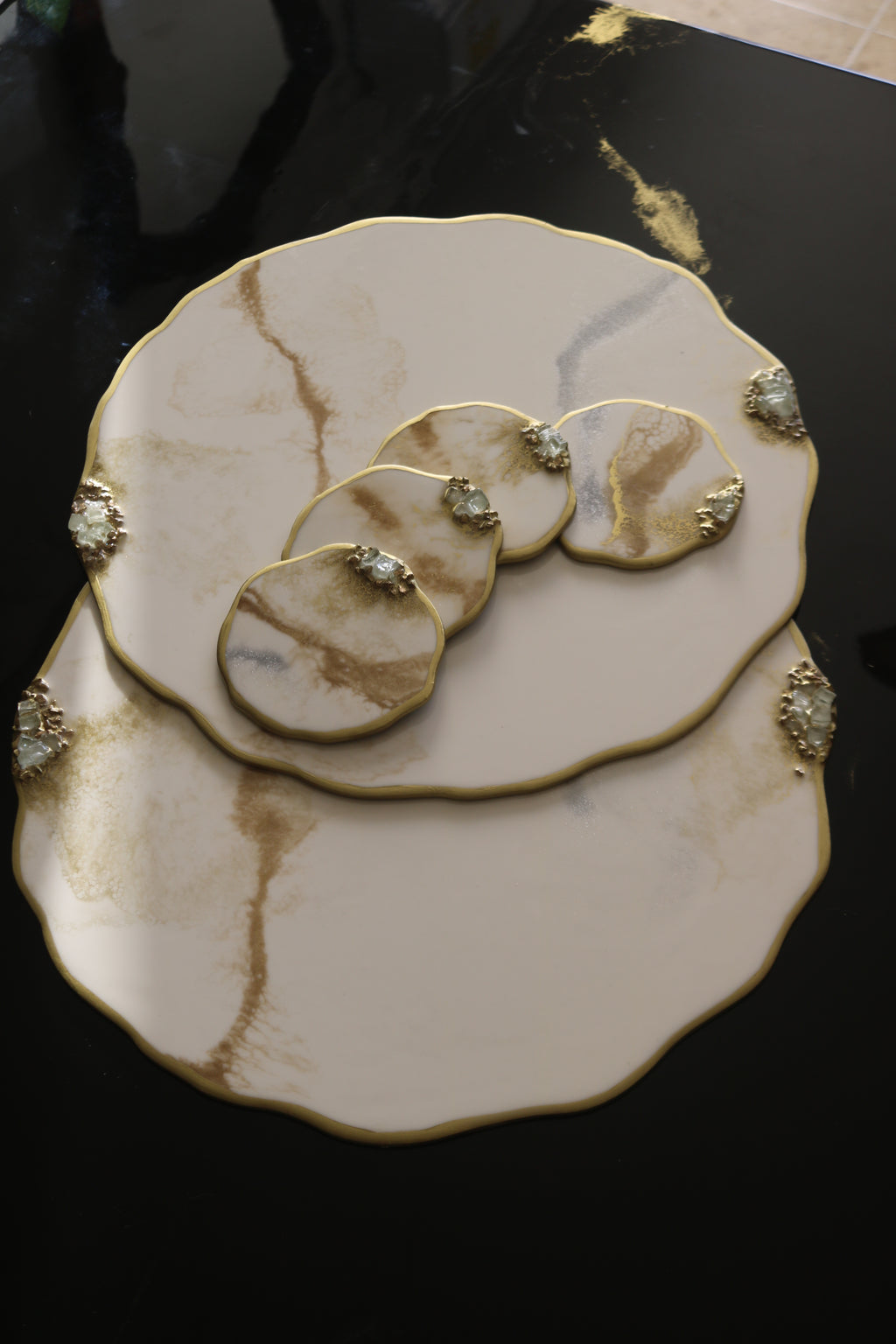 Set de Mesa Marmoleado Ondulado piedras y borde dorado
