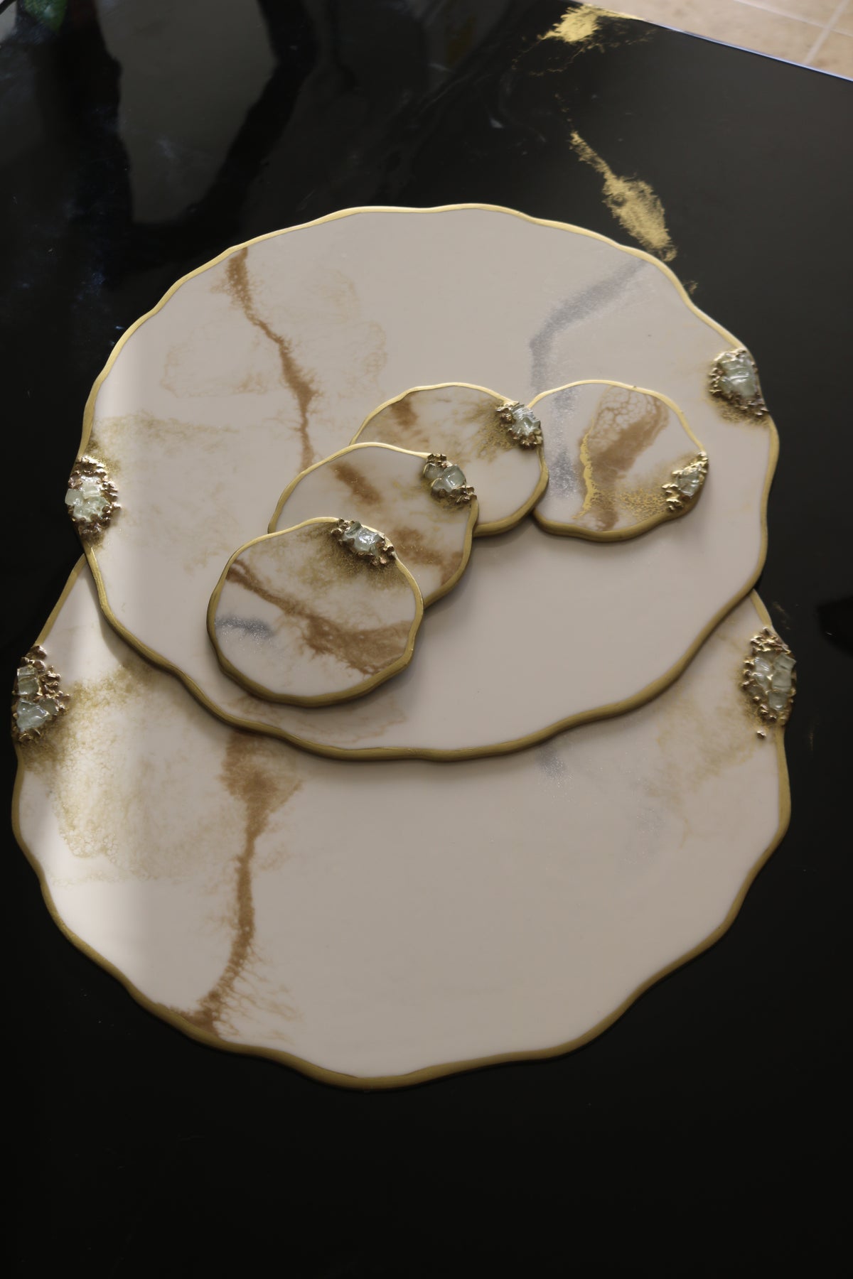 Set de Mesa Marmoleado Ondulado piedras y borde dorado