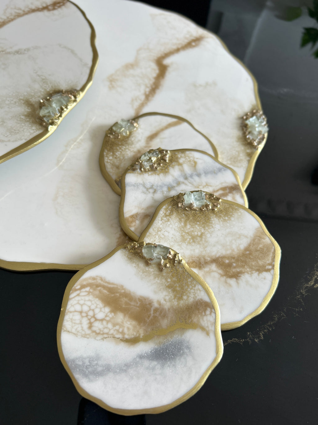 Set de Mesa Marmoleado Ondulado piedras y borde dorado
